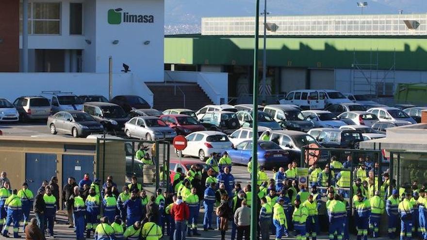 Los trabajadores del turno de mañana se concentraron ante las oficinas de Los Ruices tras decidir no salir a trabajar.