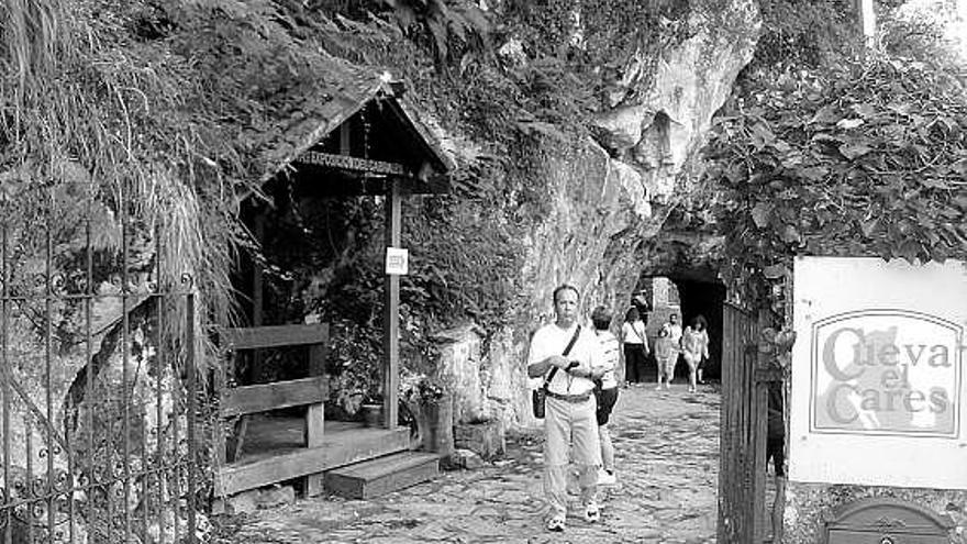 Un grupo de turistas, el pasado mes de agosto, a la entrada de la Cueva del queso de Cabrales.