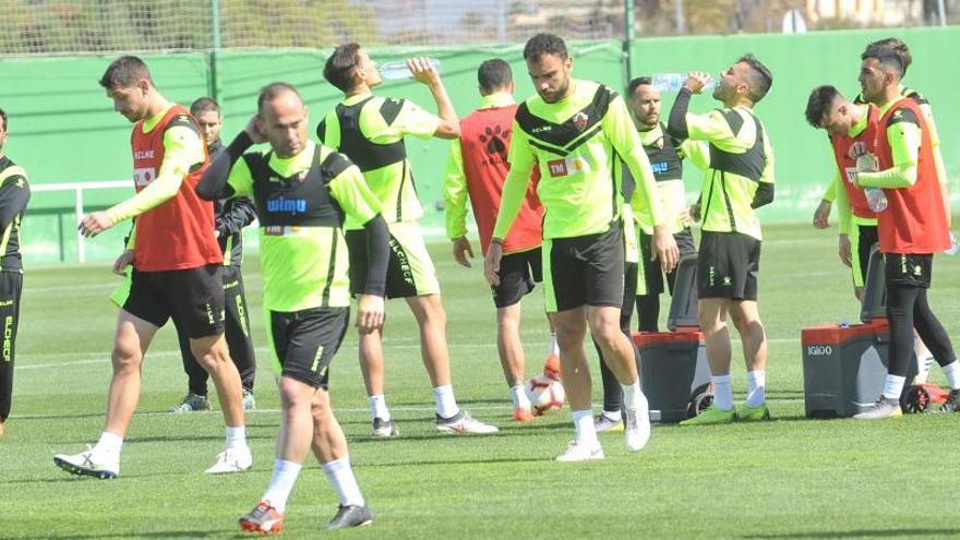 Los jugadores del Elche refrescándose, durante el entrenamiento de este martes