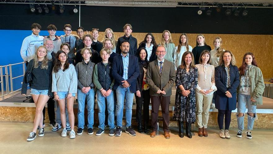 30 estudiantes suecos pasan una semana de intercambio cultural en el instituto Enric Valor