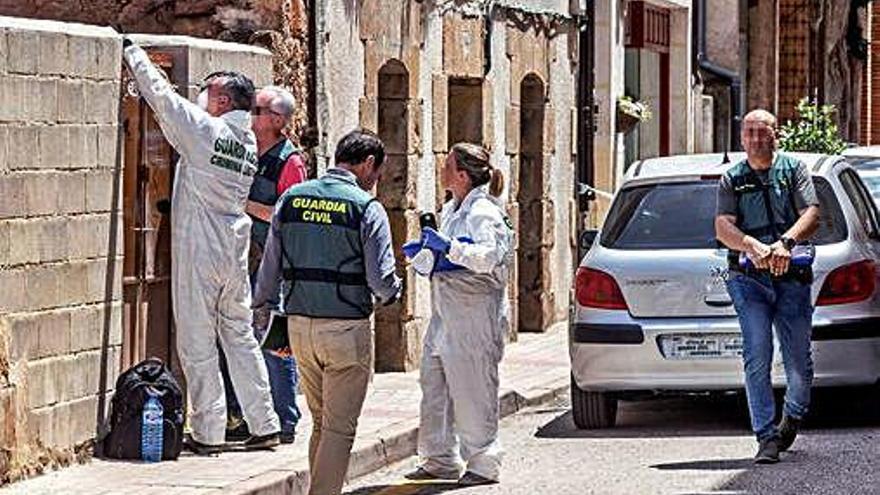 Agentes de la Guardia Civil y de la Policía Científica en el exterior de la vivienda donde se produjo el crimen machista.