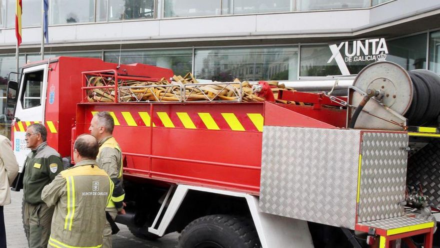 La Xunta entregó la motobomba al Concello moañés.   | // FDV