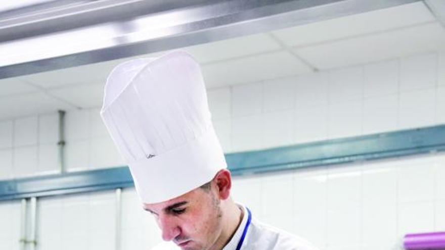 El chef Alberto Moreno prepara un plato durante el certamen de clasificación. // Isaac Abad