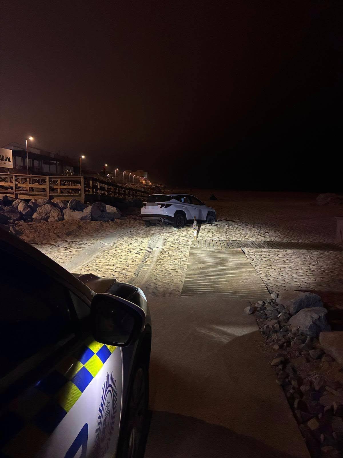 El coche aparcado en la arena de la playa.