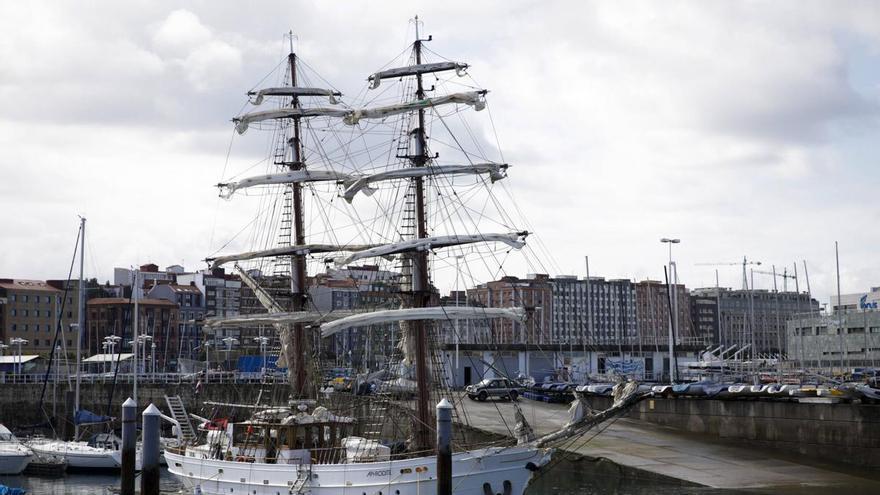 Inmovilizada la goleta que atracó en el Puerto Deportivo por riesgo para la navegación