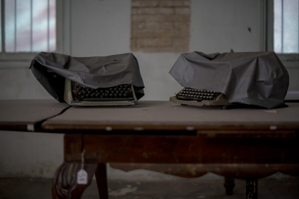 Máquinas de escribir olvidadas sobre una de las mesas del antiguo taller de joyería Masriera activo hasta el año 1953, en el número 72 de la calle Bailén.