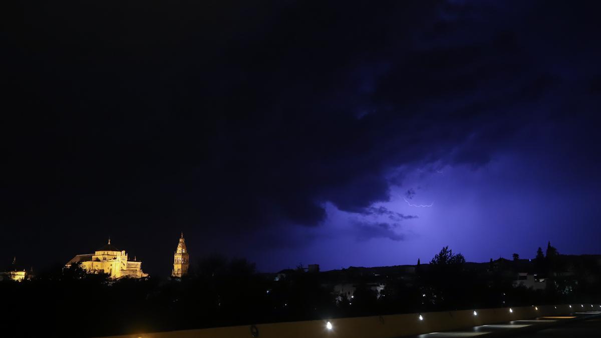 Córdoba registra una espectacular tormenta eléctrica con cientos de rayos.