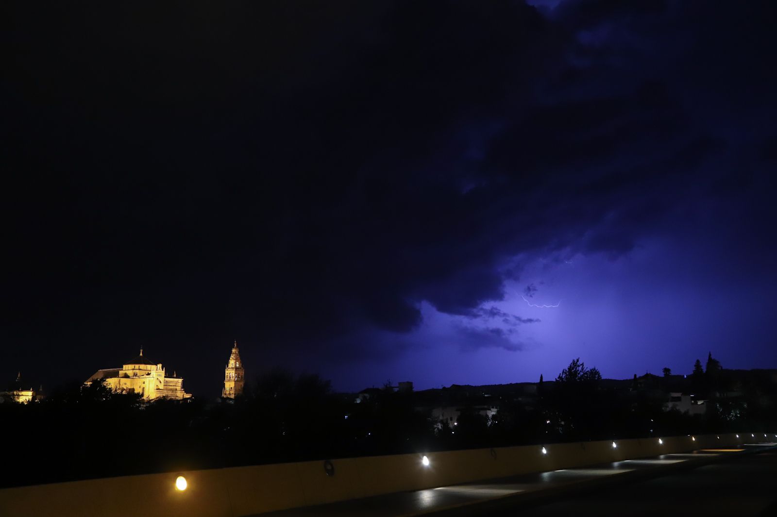 Córdoba registra una espectacular tormenta eléctrica con cientos de rayos