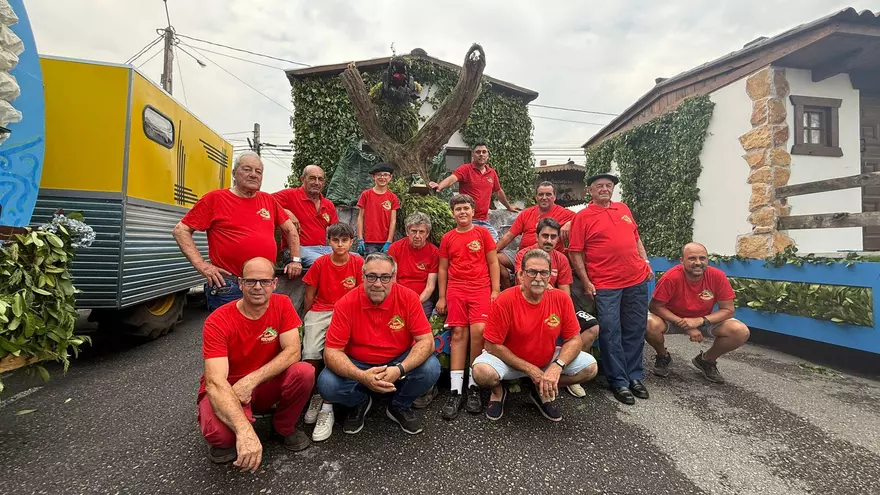 La Peña Cotiellos, tercer triunfo seguido en Valdesoto con una sátira sobre la inteligencia artificial: "Somos una familia"