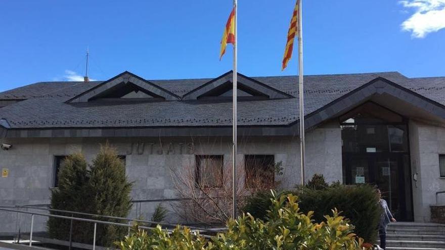 Pla general de la façana dels Jutjats de Puigcerdà