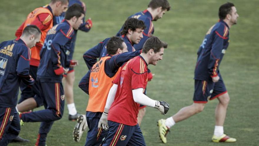 Los jugadores de la selección española de fútbol, entre ellos el capitán Iker Casillas y Santiago Cazorla, durante el entrenamiento del combinado español, en la Ciudad del Fútbol en Las Rozas (Madrid), donde preparan el partido amistoso que jugarán el miércoles ante Colombia en el estadio Santiago Bernabéu.