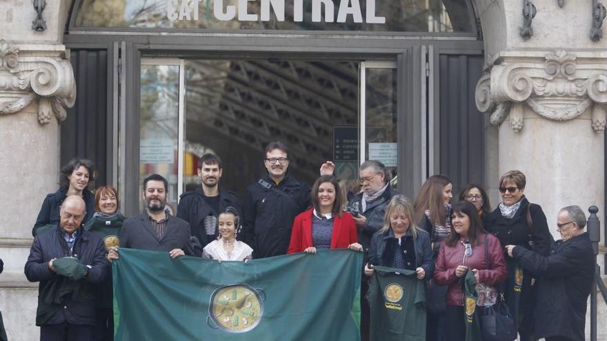 La fallera mayor infantil con la bandera del #paellaemoji. Foto: M. A. Montesinos