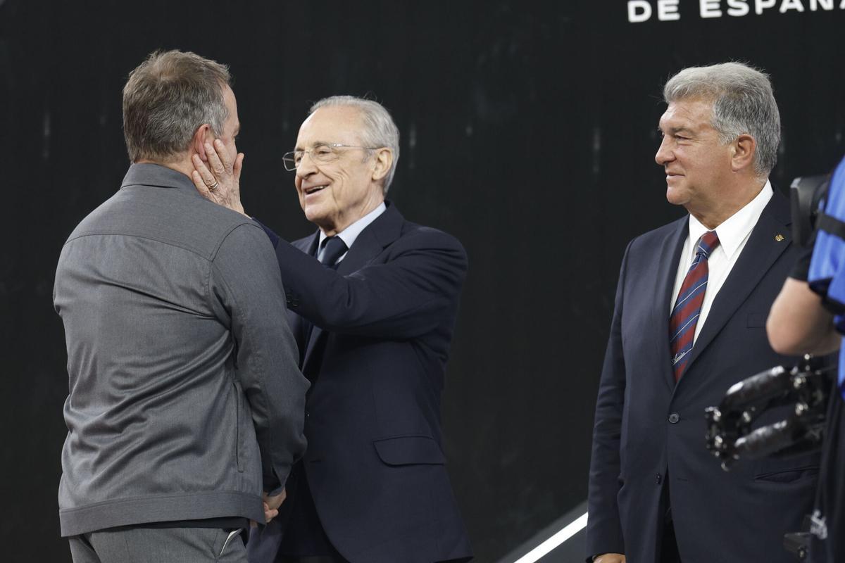 Florentino Pérez saluda uno a uno a los jugadores antes del choque ante el Bayern.