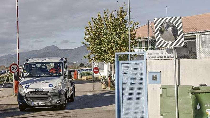 Una grúa sale del depósito de Son Toells, donde se custodian los vehículos retirados.