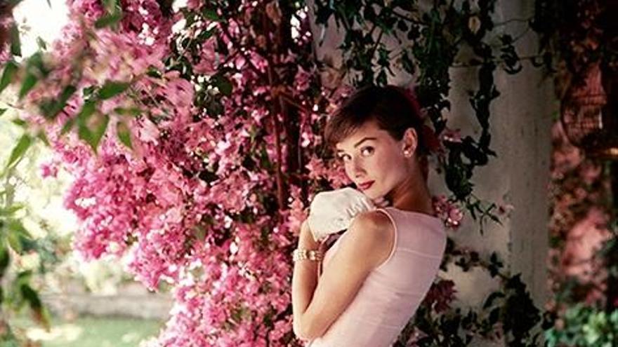 Audrey Hepburn fotografiada por Norman Parkinson en 1955.