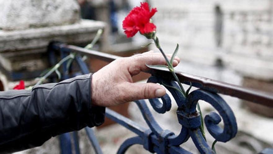 Un hombre deposita flores en el lugar del atentado.