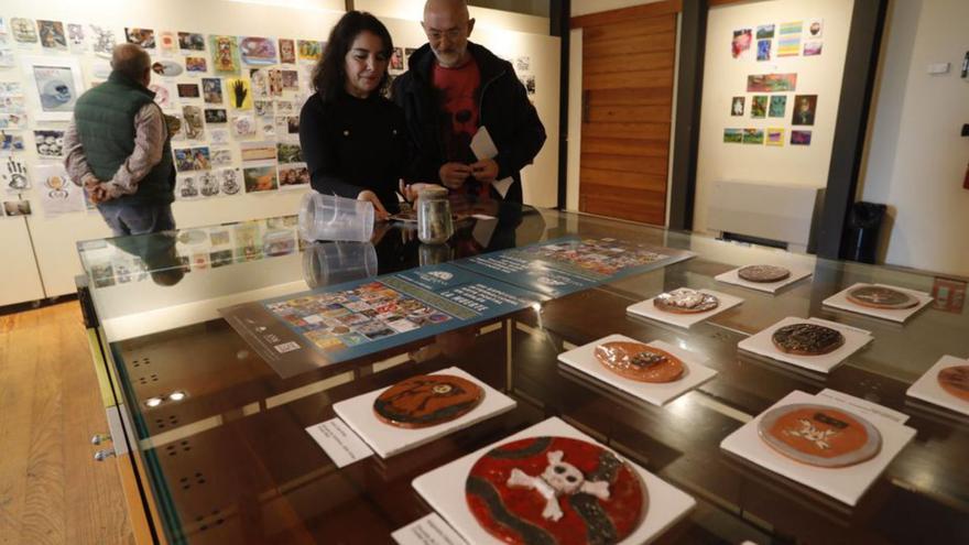 La exposición de arte postal abre con más de quinientas formas de mirar a la muerte