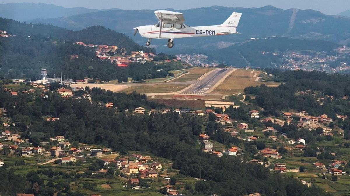 Montaje de una avioneta sobre una vista del aeropuerto de Vigo.