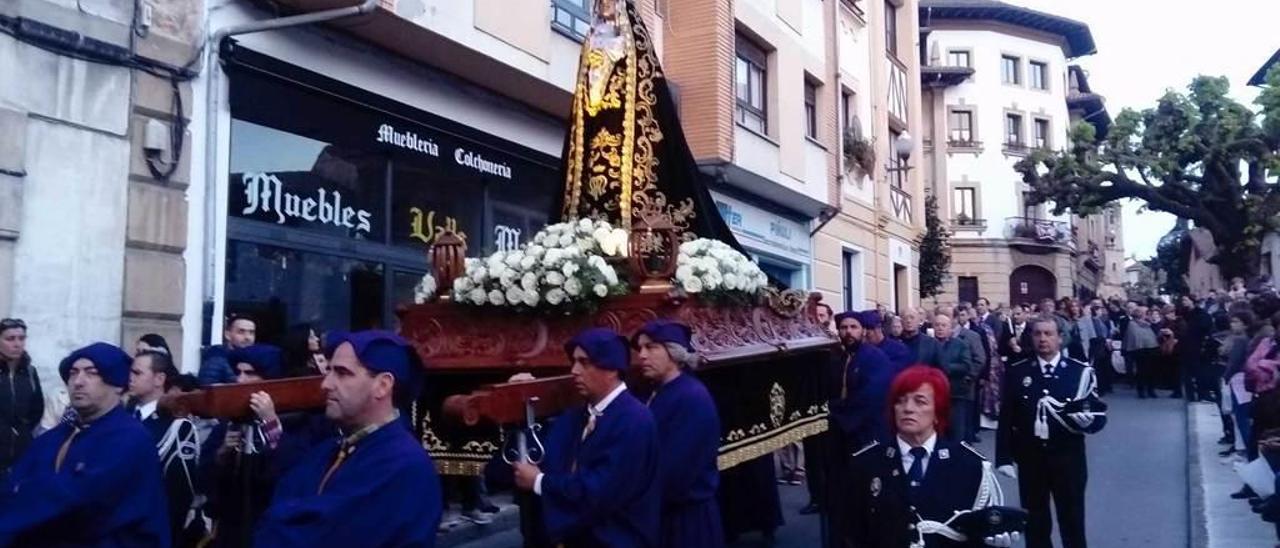 María Isabel Raigoso, a la derecha, acompañando el pasado Jueves Santo a la Dolorosa en la Semana Santa de Villaviciosa.