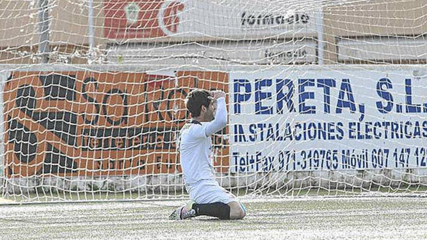 Ortiz, delantero de la Peña Deportiva, lamenta una ocasión perdida en un partido del conjunto santaeulaliense de esta temporada.