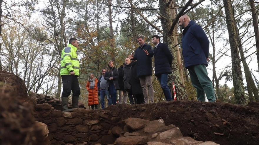 El regidor de A Estrada, segundo por la derecha, con el conselleiro de Cultura, tercero