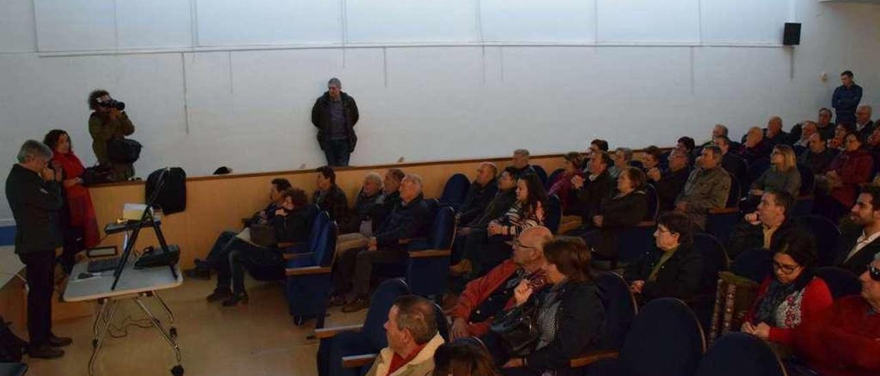 El arquitecto Joaquín Sabaté y la concejala Noelia Macías, ayer, en la reunión con los vecinos de la parroquia de Lieres en el Casino.