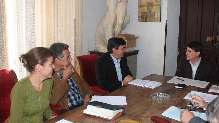 El presidente de la Española conversa con el alcalde de Toro, Jesús Sedano, y la diputada de Deportes, Clara San Damián, durante la reunión del Comité Organizador