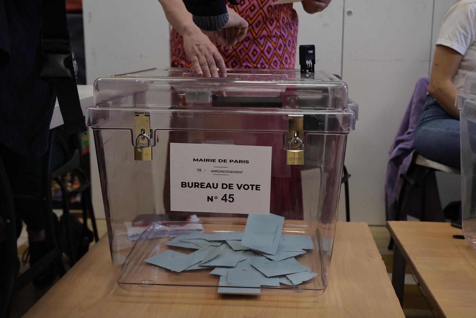 Los ciudadanos franceses votan en la segunda vuelta de las elecciones parlamentarias