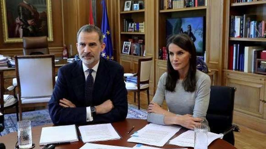 Felipe VI y la reina Leticia, ayer durante una videoconferencia.