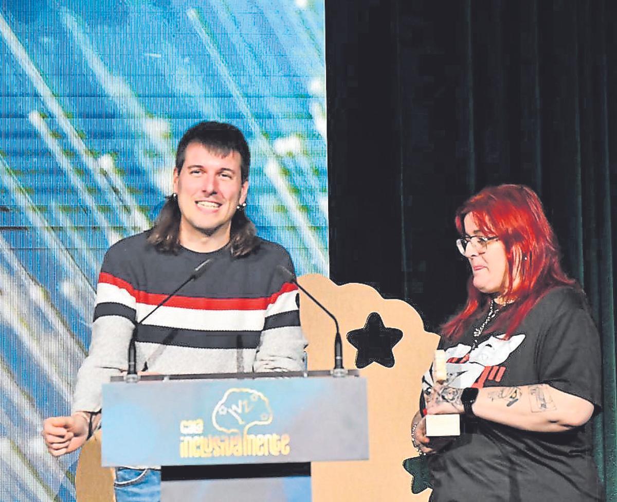 Santiago Aguado y Ainhoa Rodríguez recogieron el premio en la Gala Inclusivamente celebrada en Toledo.