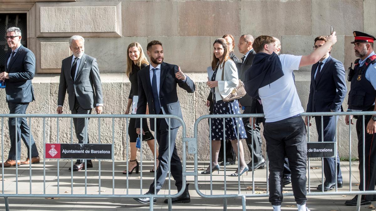 Neymar y su séquito de acompañantes, en las puertas del juzgado.