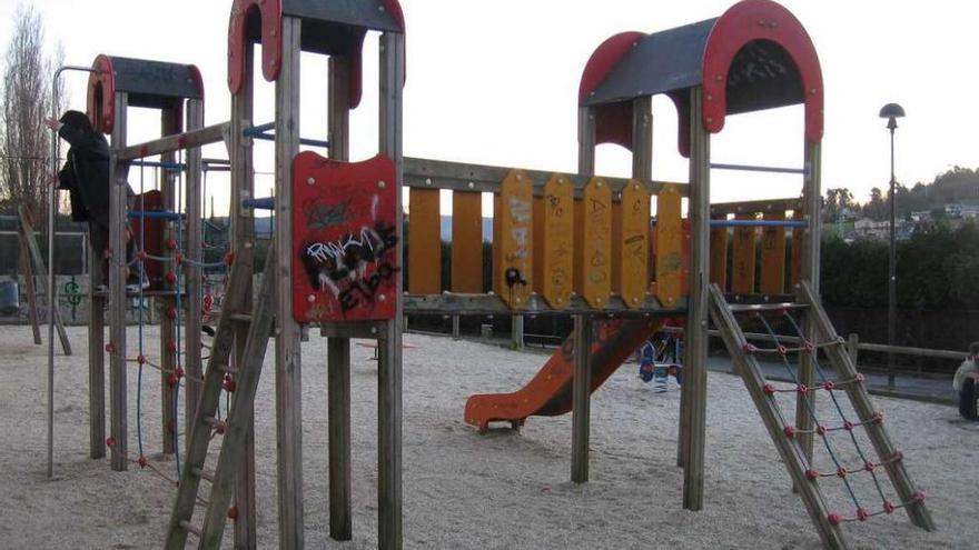 Juegos infantiles, en un parque de A Barcala.