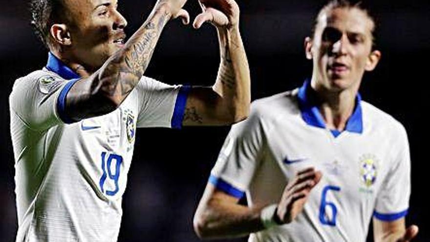 Everton celebra el tercer gol de Brasil ante Bolivia.