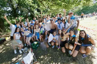 El Carmín de la Pola se refrescó en pandilla con mucha sidra: "Es la mejor romería de Asturias", coincidían muchos asistentes