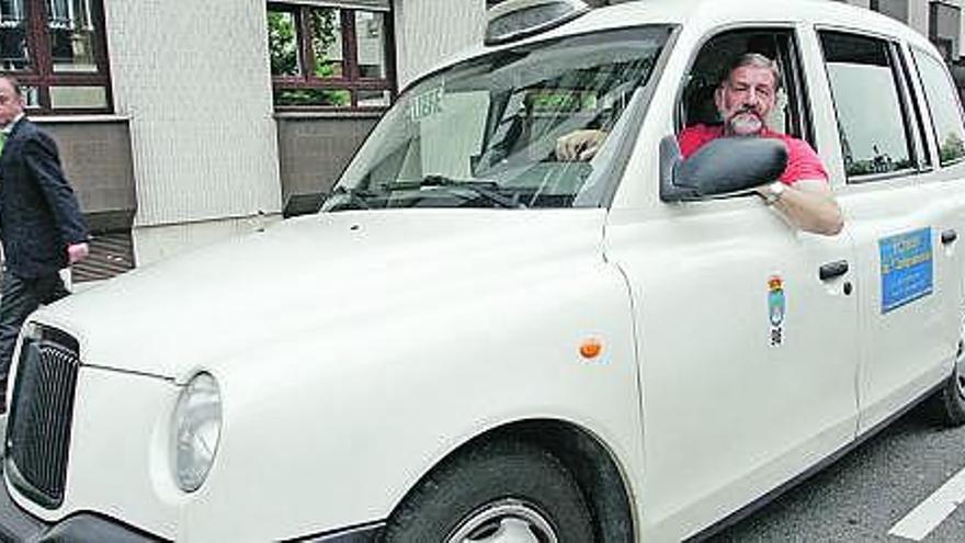 Amable Amieva, con su taxi en la parada de la calle Calvo Sotelo.