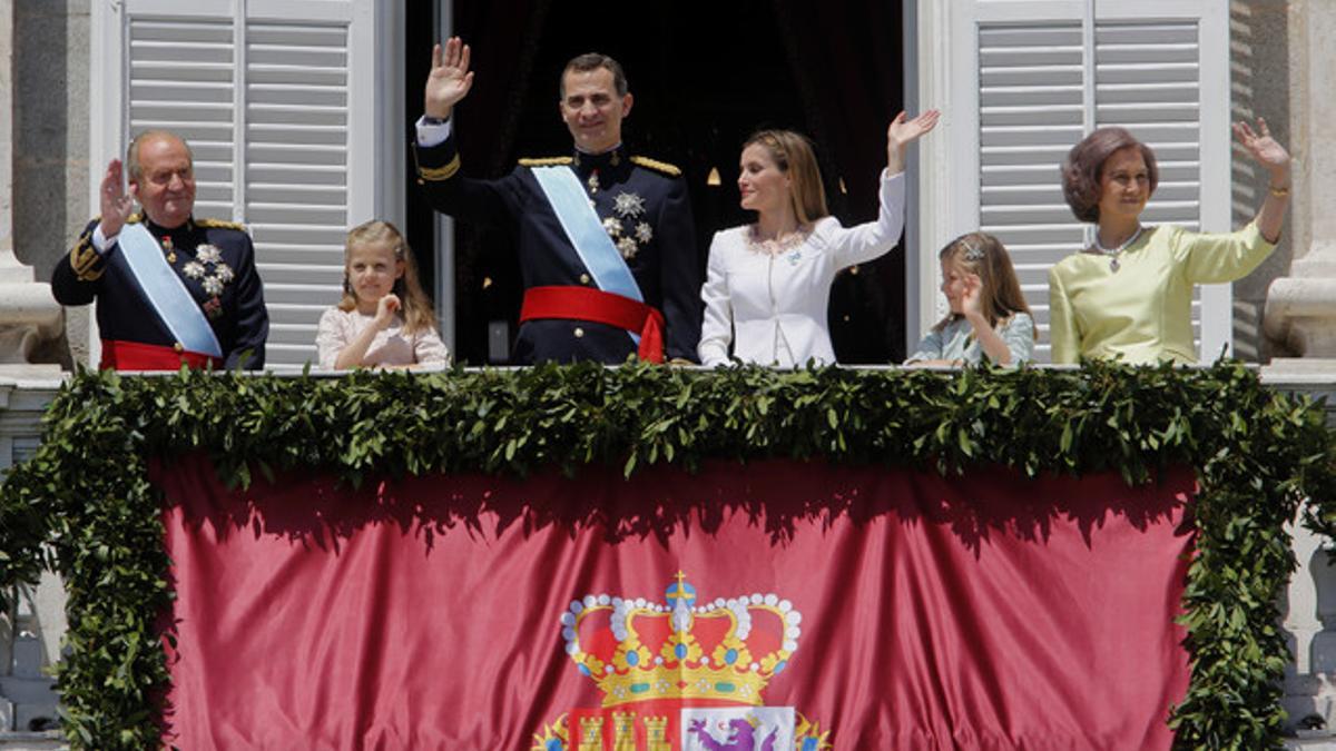 La familia real al completo saluda desde el Palacio Real, el día de la proclamación de Felipe VI, el pasado 19 de junio.