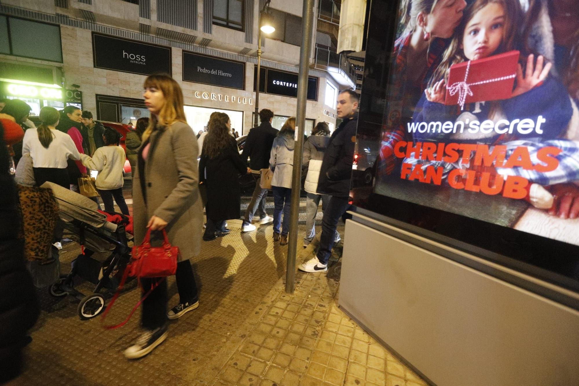 El turismo y las compras navideñas llenan las calles de València