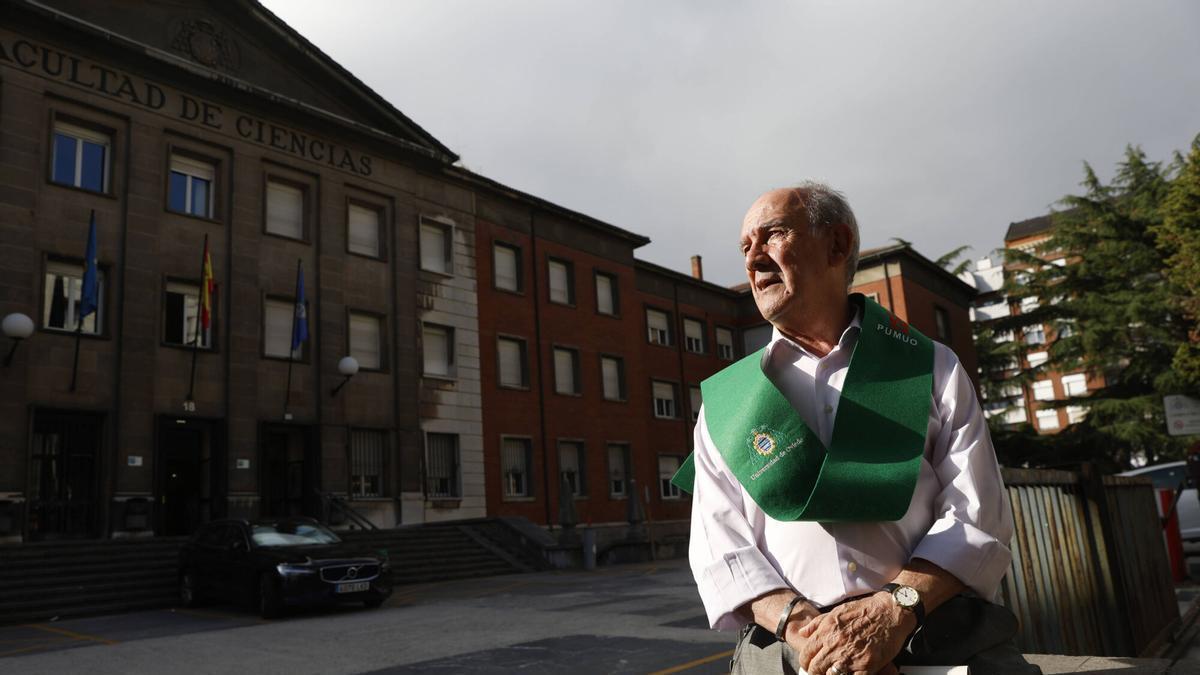 Se graduó en Económicas hace 54 años y, con 82 vuelve a recoger un título universitario: la historia del ovetense Juan Manuel Valdés