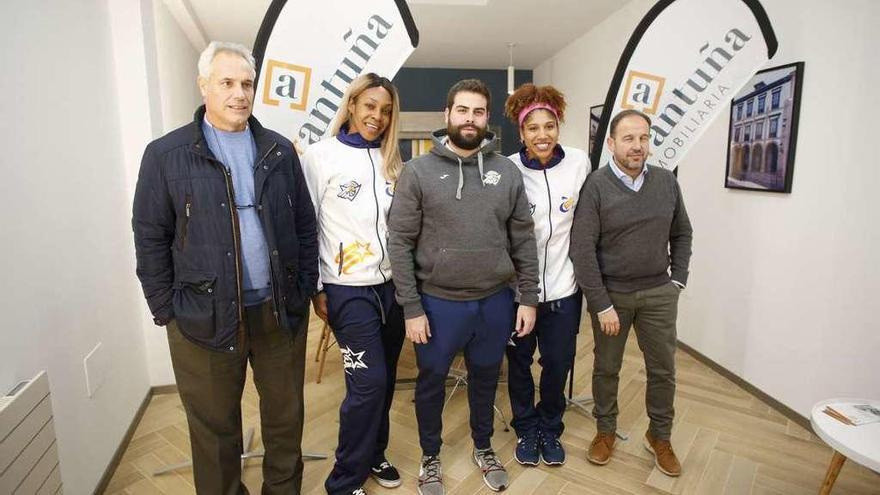 Amalio Álvarez (director deportivo del ADBA), Ashley Mneka Ezeh, Juanjo García, Sierra Moore y Víctor Antuña, en la presentación oficial de las jugadoras.