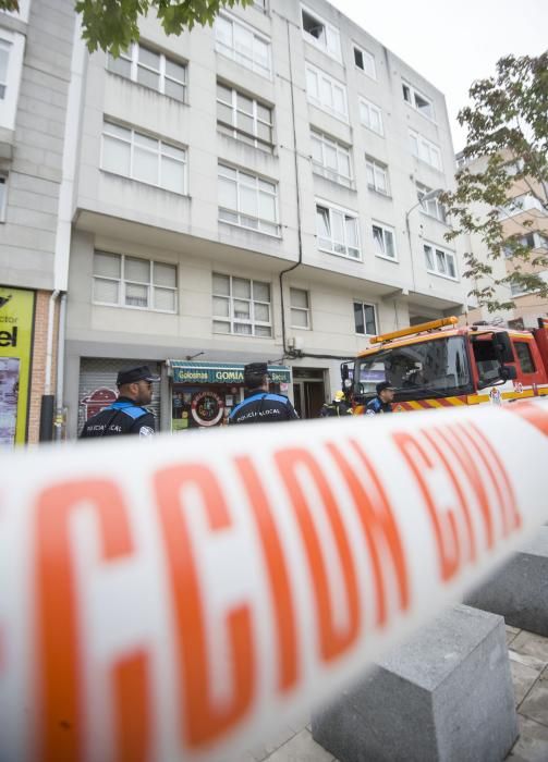 Los bomberos rescatan una niña y su padre en un incendio en un piso del Agra do Orzán