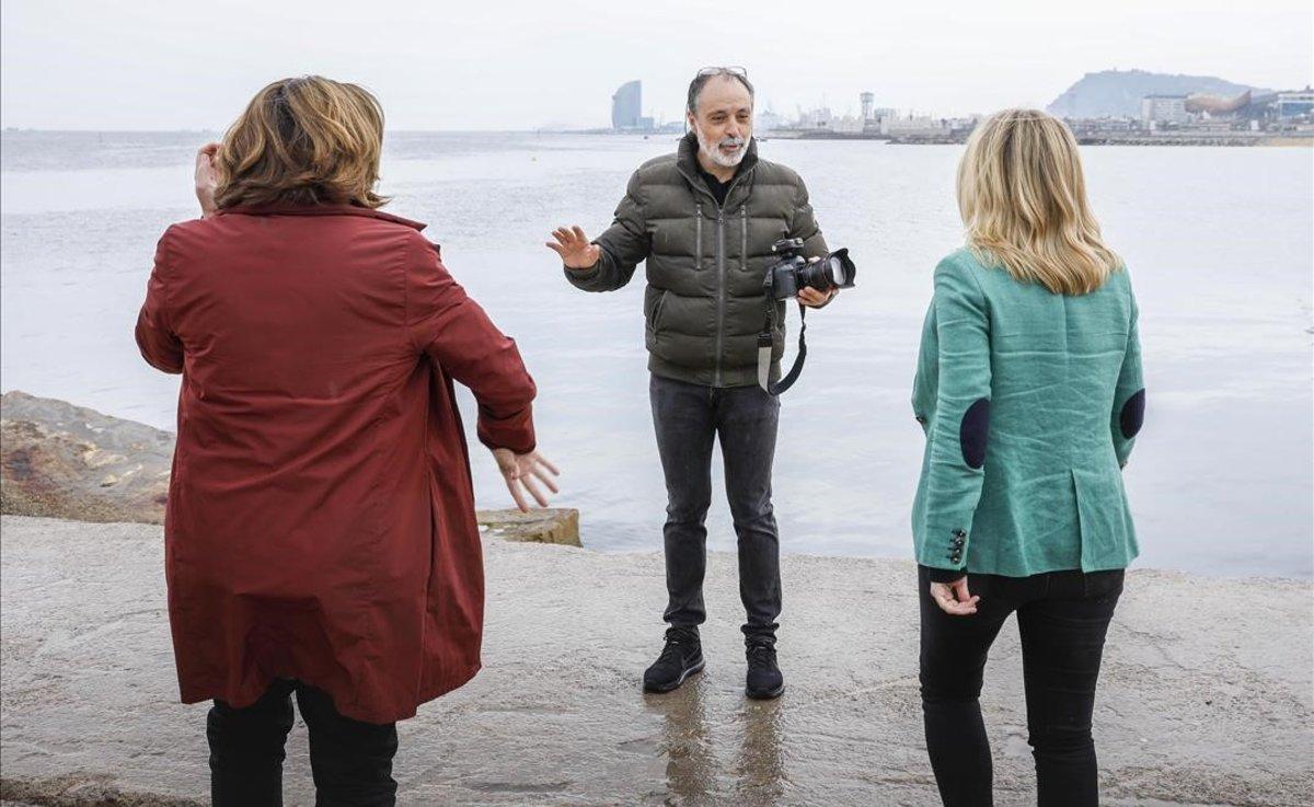 Ada Colau y Elsa Artadi escuchan las instrucciones del jefe de Fotografía, Julio Carbó.