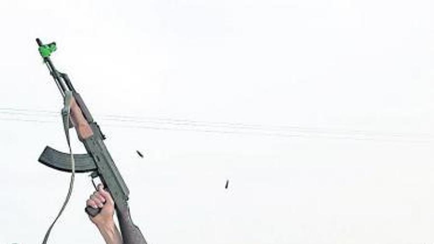 Un soldado gubernamental festeja la toma de la puerta occidental de Abjadiya.