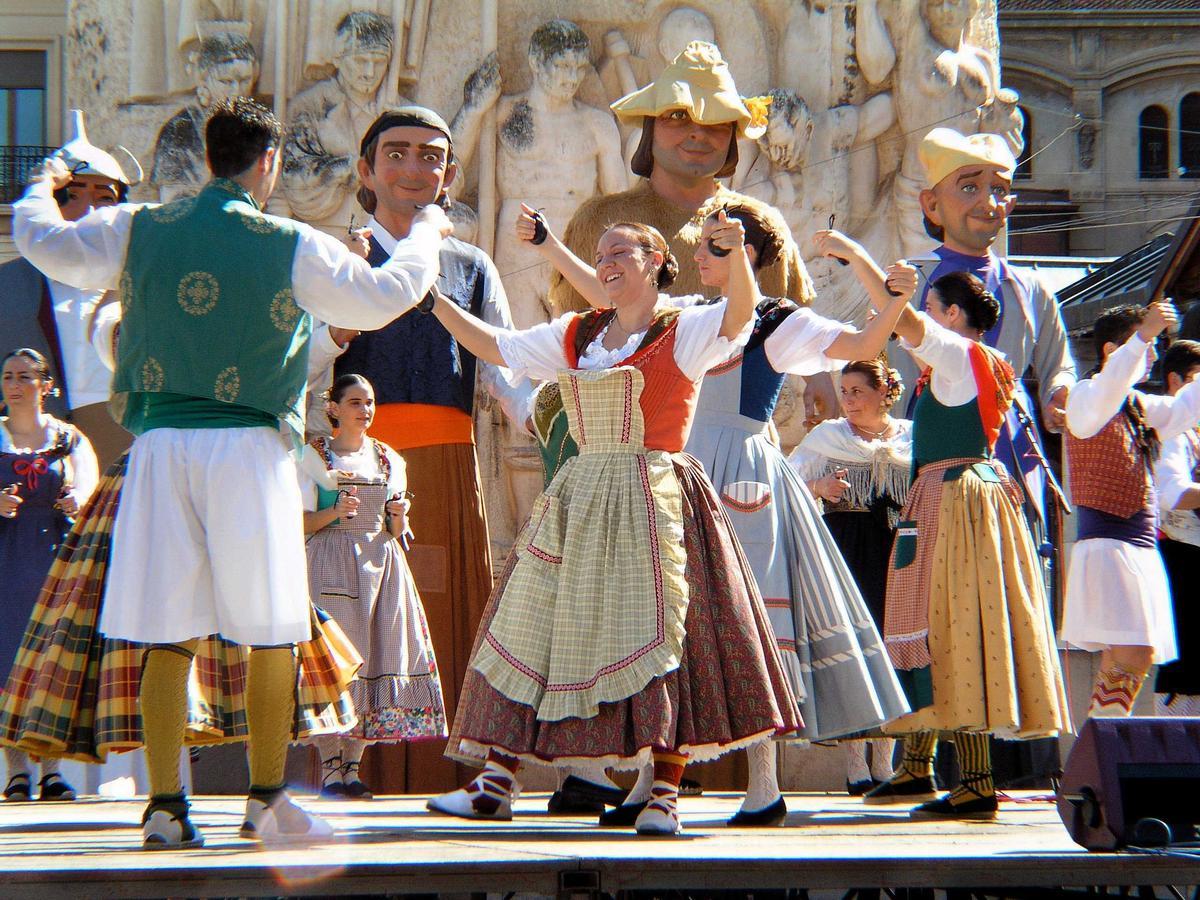 Grupos folclóricos en la plaza Santa Clara, en imagen de archivo.