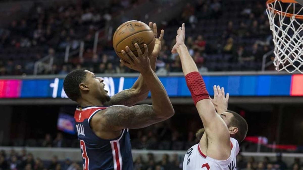 Bradley Beal intenta encestar ante la marca de Jonas Valanciunas