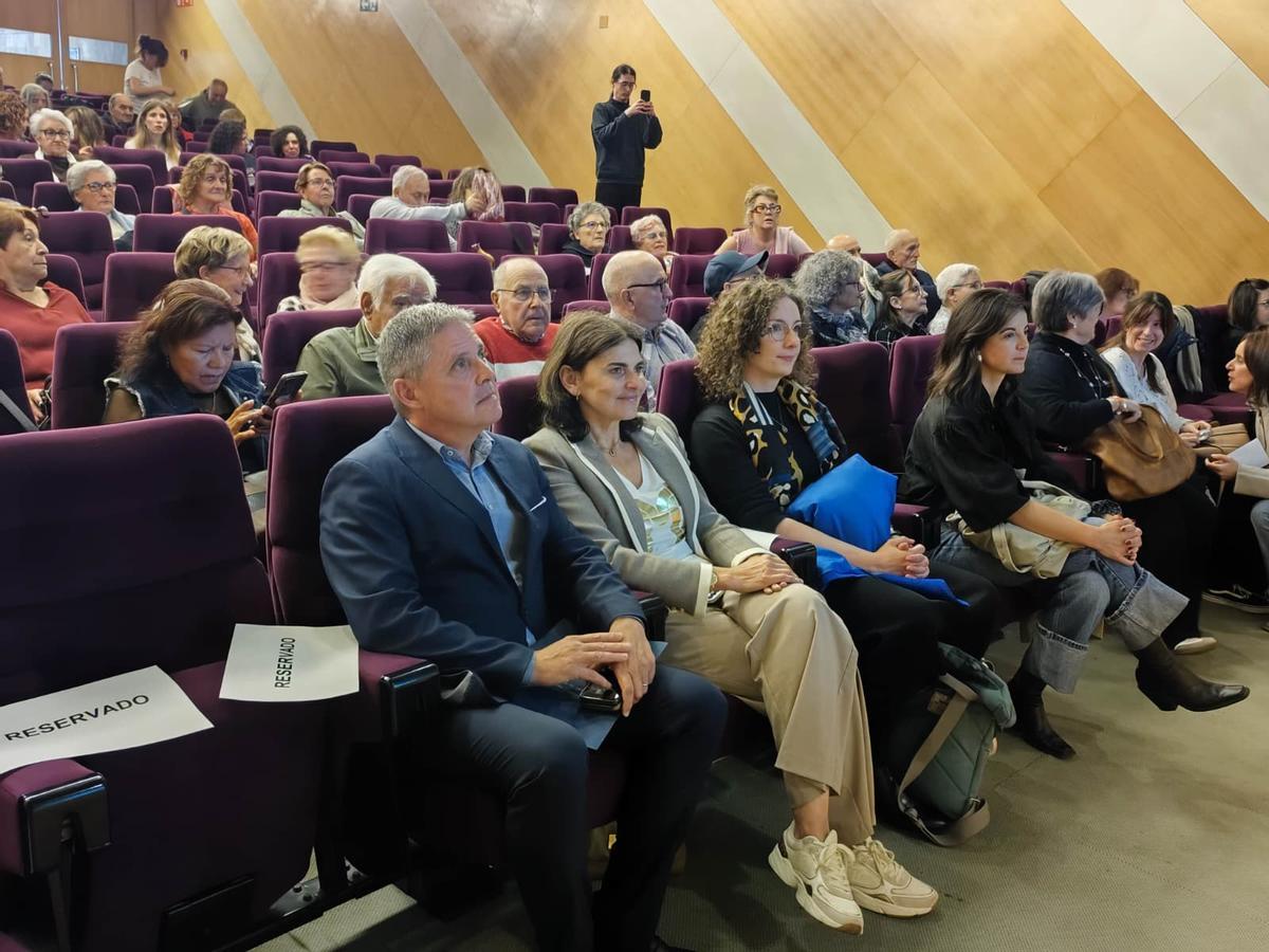 Enrique Nuño junto a la directora general de Cuidados y Coordinación Sociosanitaria, Rocío Allande, en la jornada.