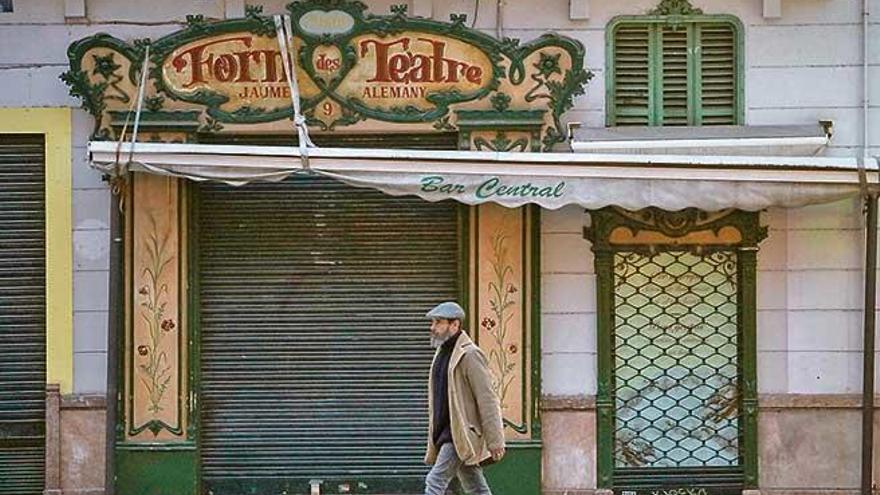 Un toldo atado al &#039;Forn des Teatre&#039;