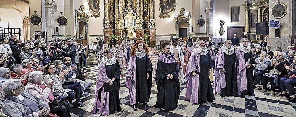 El ‘Via Crucis’ se vuelve íntimo en Sant Felip Neri