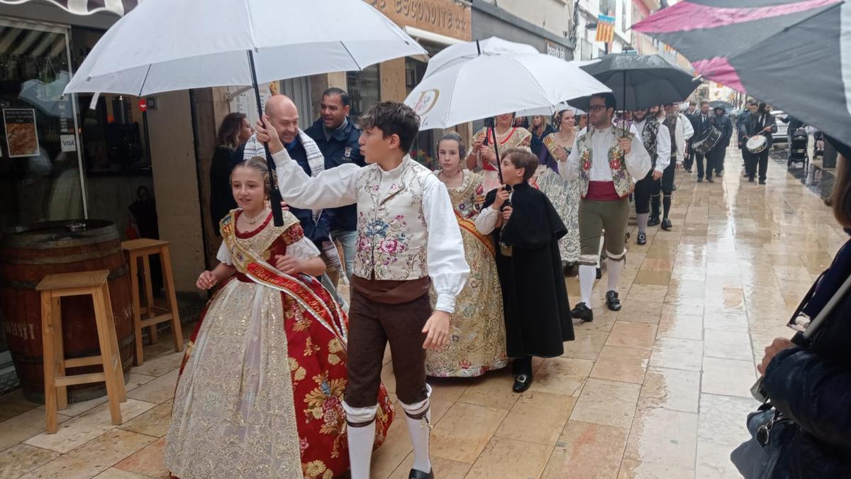La fiesta en Gandia transcurre bajo la lluvia.