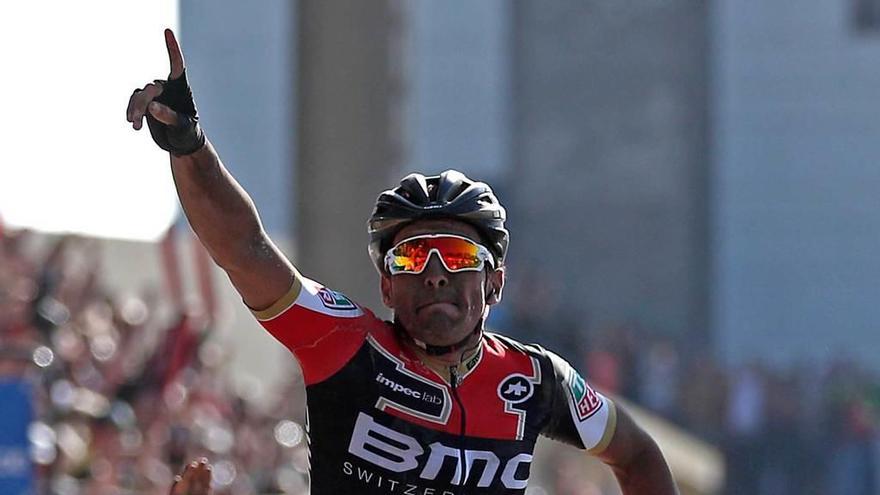 Van Avermaet celebra el triunfo en Roubaix.