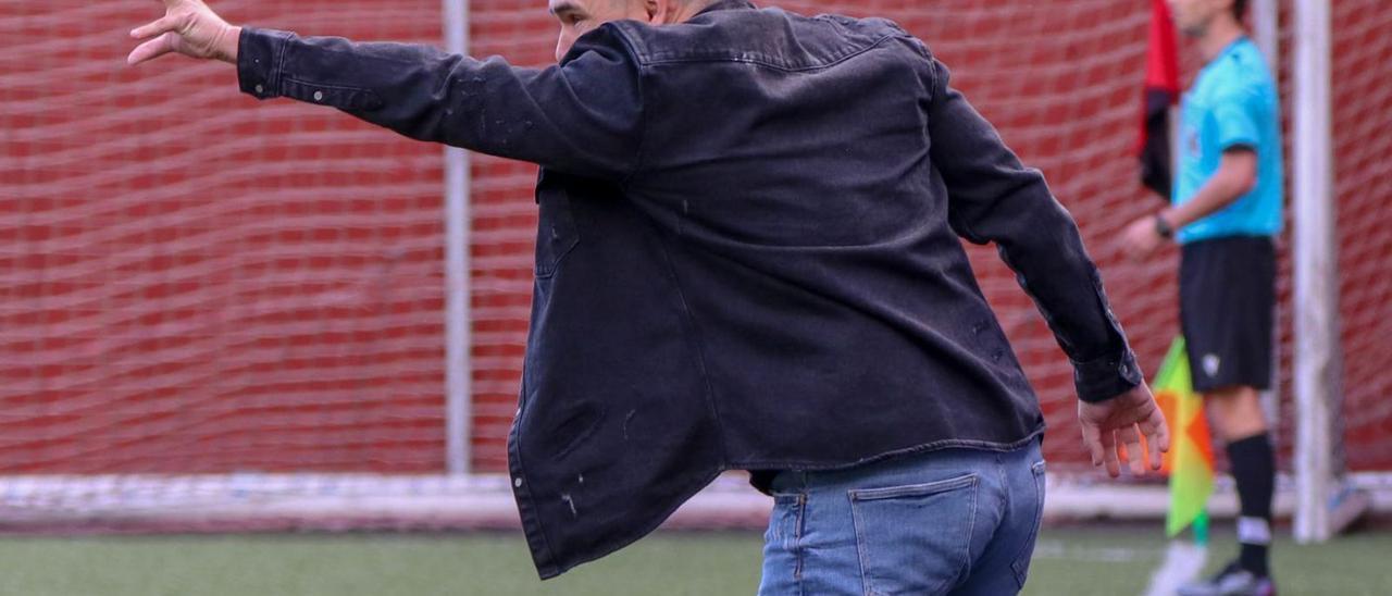 Yurguen Hernández, dirigiendo un partido en estadio Silvestre Carrillo. | | CD MENSAJERO